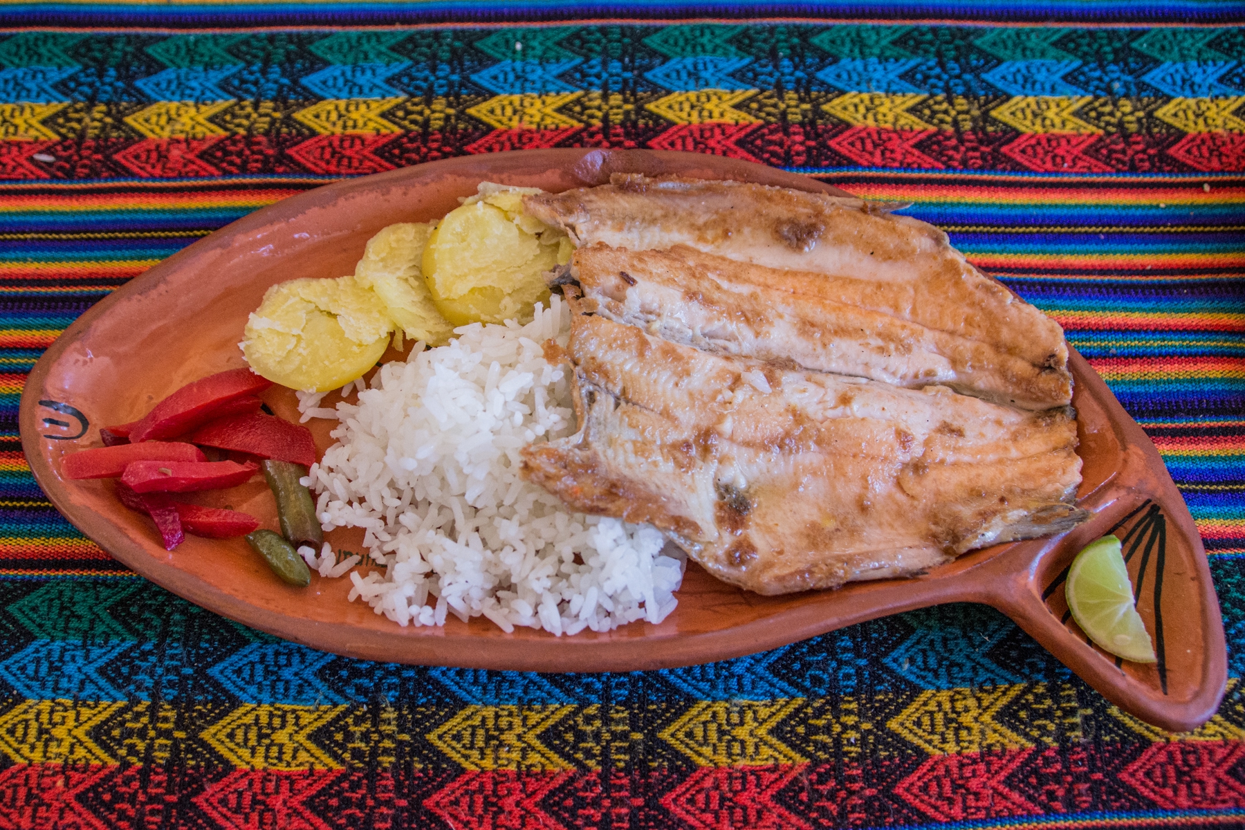 Prato com peixe fresco, no Peru.