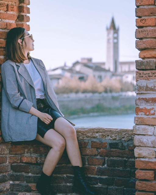 une femme regardant Vérone
