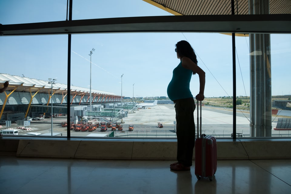 Αεροπορικά ταξίδια στην εγκυμοσύνη. Έγκυος σε αεροδρόμιο με τη βαλίτσα στο χέρι