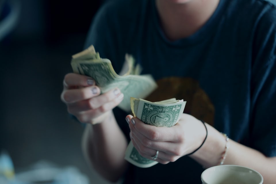 una schermata con banconota in valuta locale