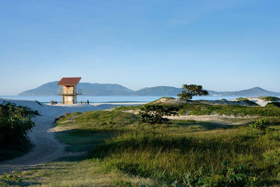 Beira da praia de Cabo Frio, no Rio de Janeiro, das viagens baratas para casal