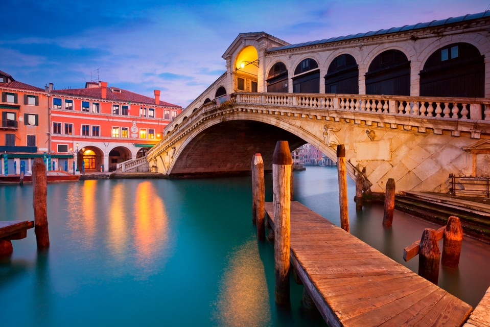 The Rialto Bridge at dusk - best free attractions in Venice