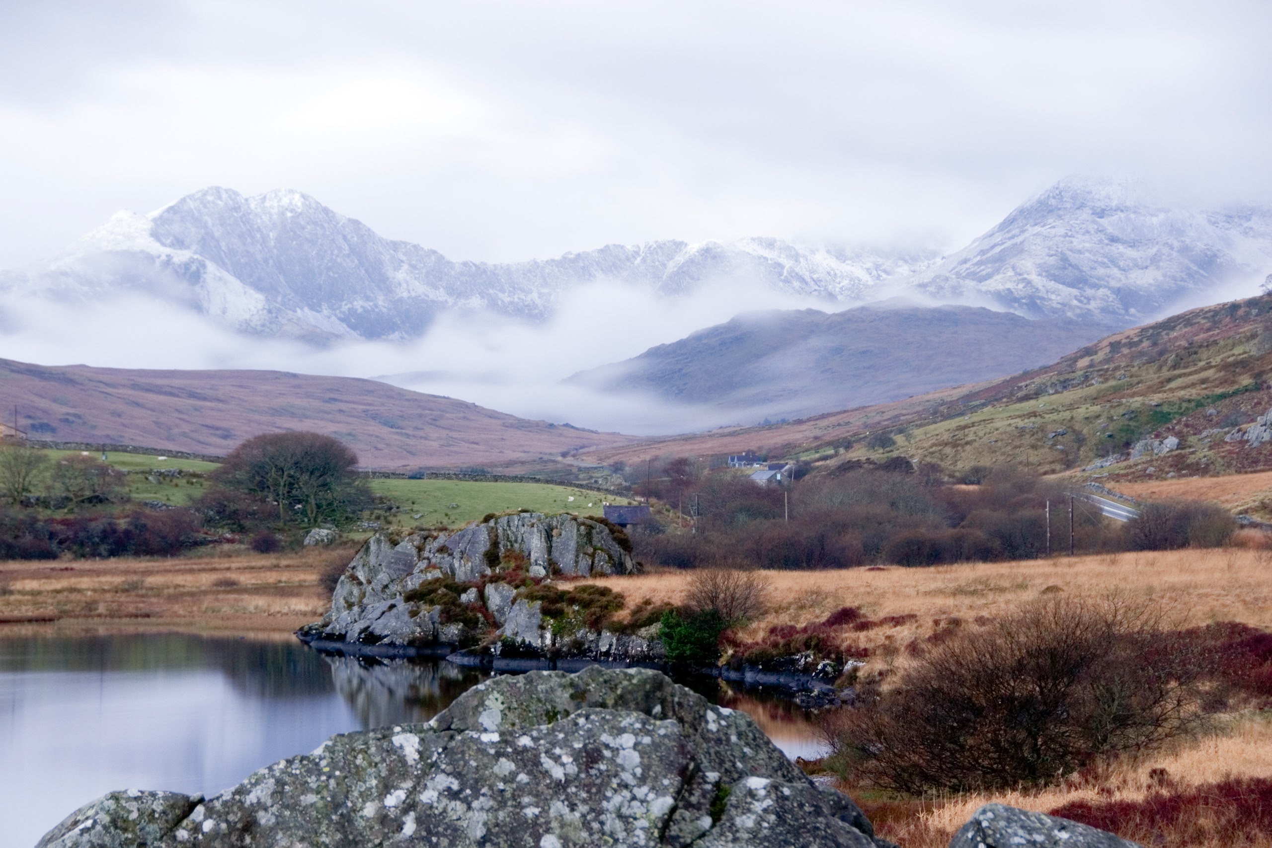 Parco nazionale di Eryri in Snowdonia. La montagna sullo sfondo è coperta dalle nuvole.