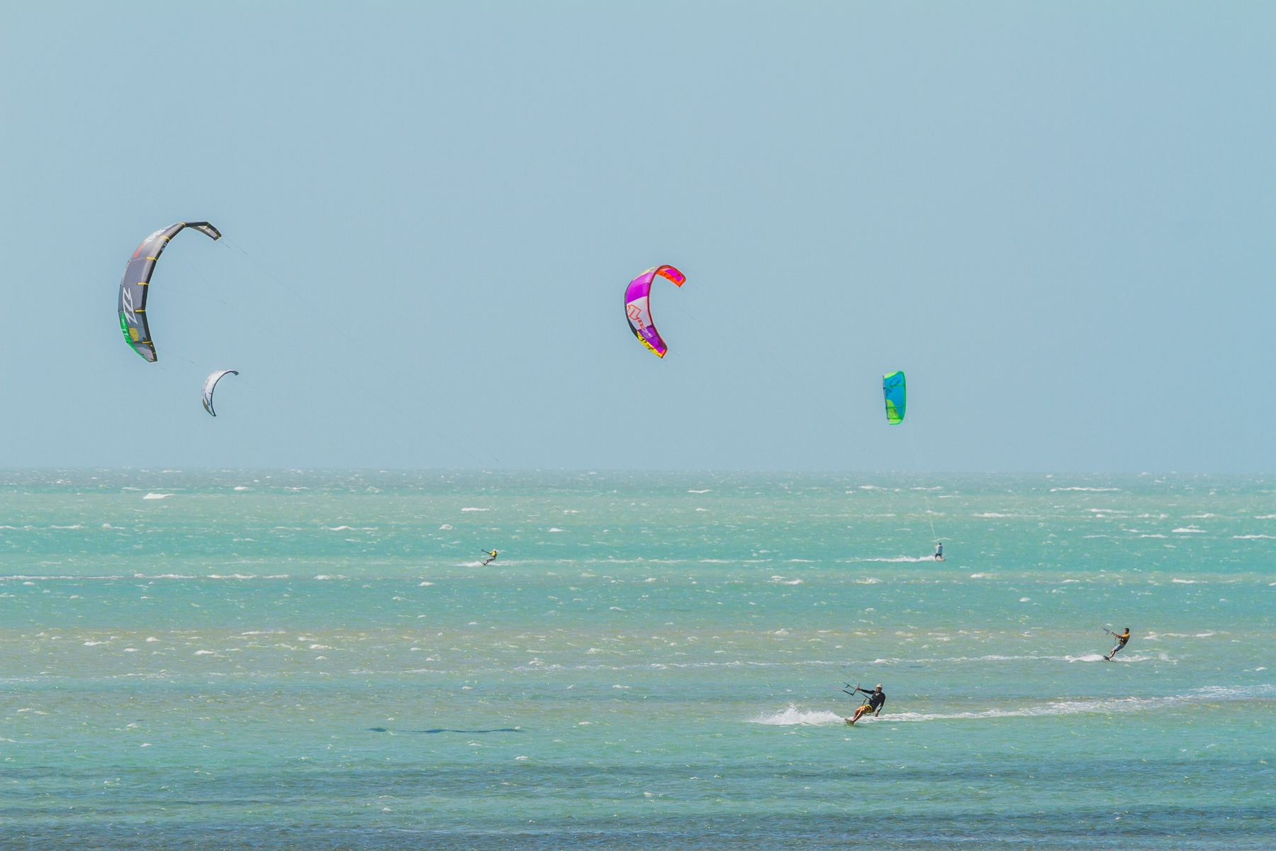 Kitesurfistas no vilarejo de Barra Grande no Piauí, um paraíso escondido
