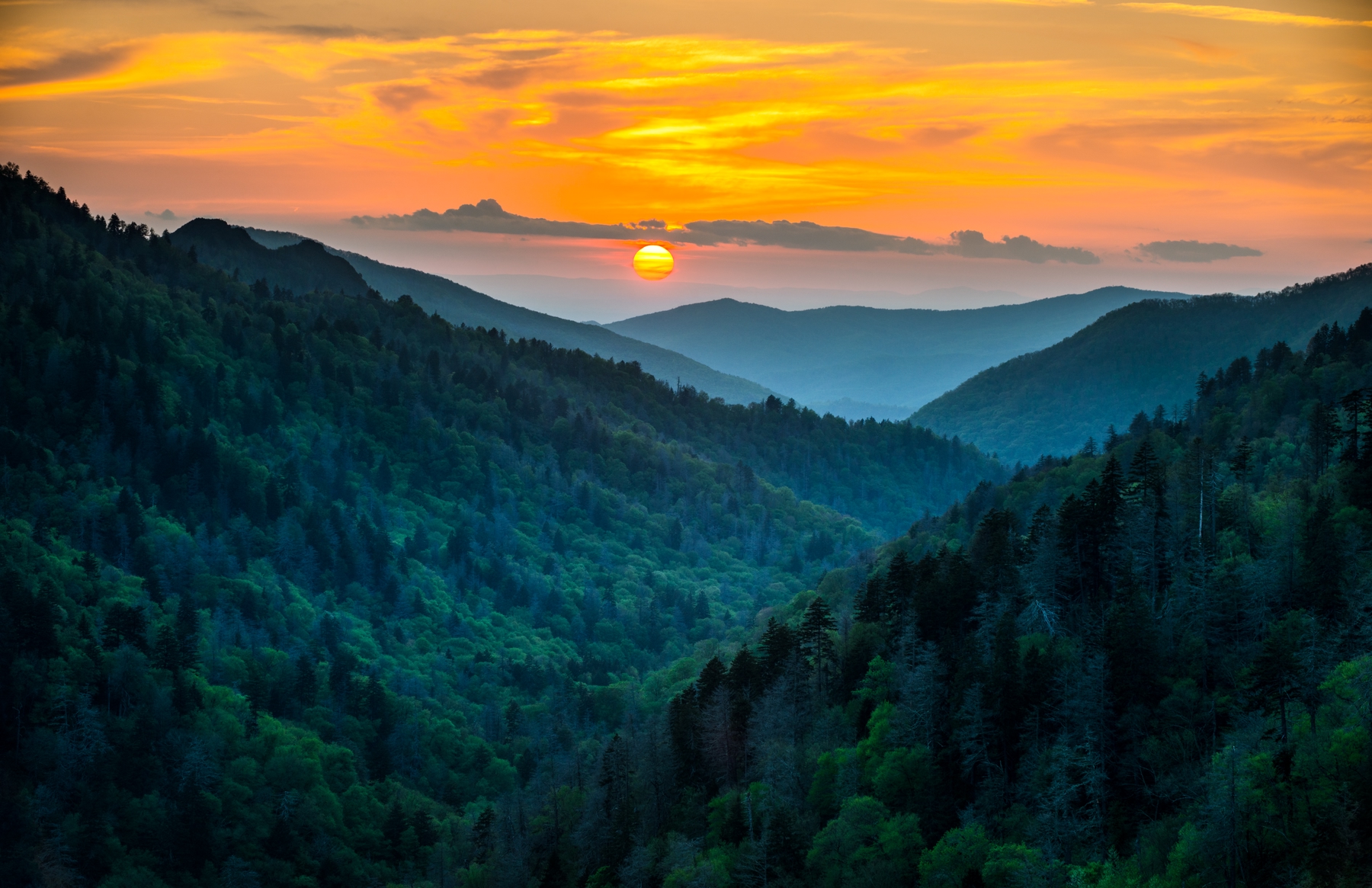 Mountain view and setting sun that can be seen at a glamping resort