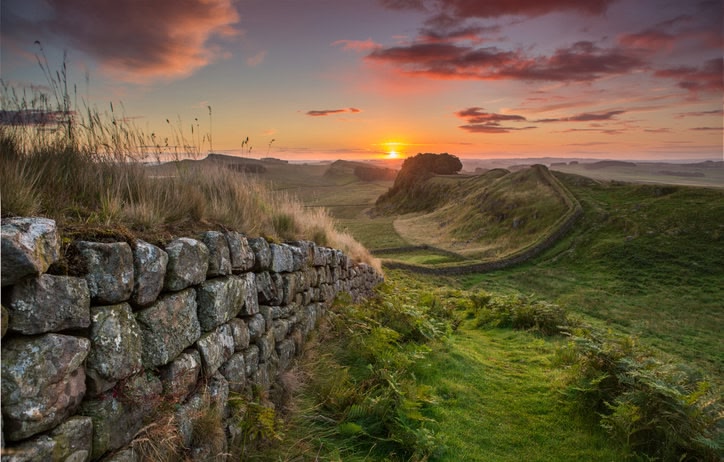 Vista lungo il Vallo di Adriano al tramonto, Northumberland, Inghilterra.