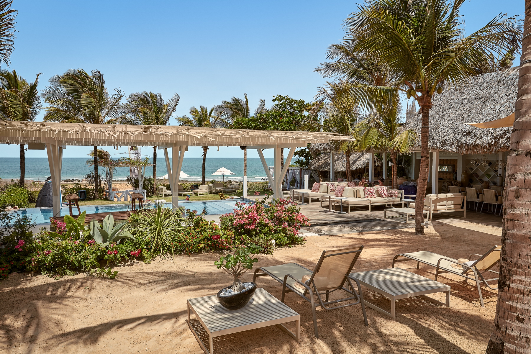 Piscina de borda infinita em resort em Jericoacoara