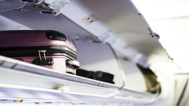 Handbagage in openstaande bagagebakken in vliegtuig