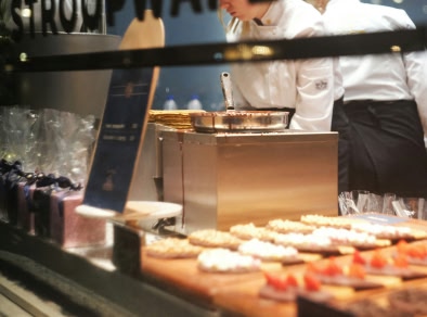 produits fraîchement cuits derrière un comptoir