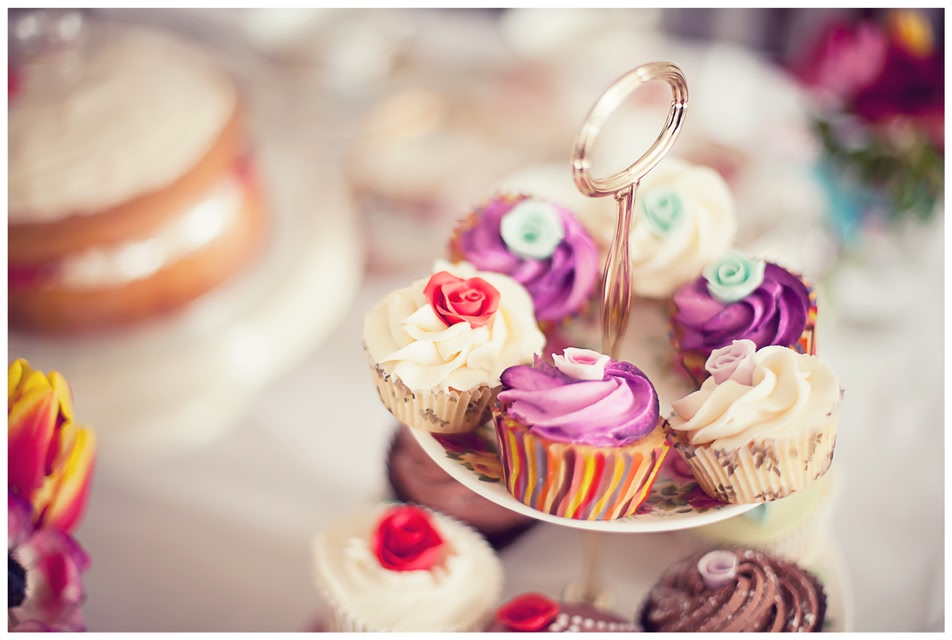 Επιλογές από πολύχρωμα cupcakes.