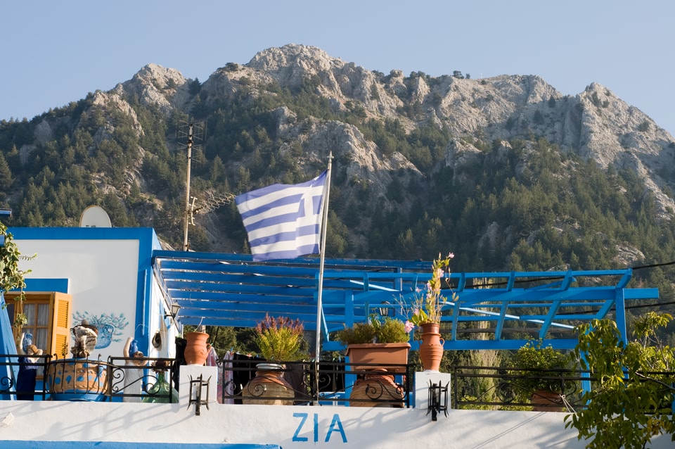 Μια βόλτα στη Ζια έχει χρώμα και σημαία ελληνική.