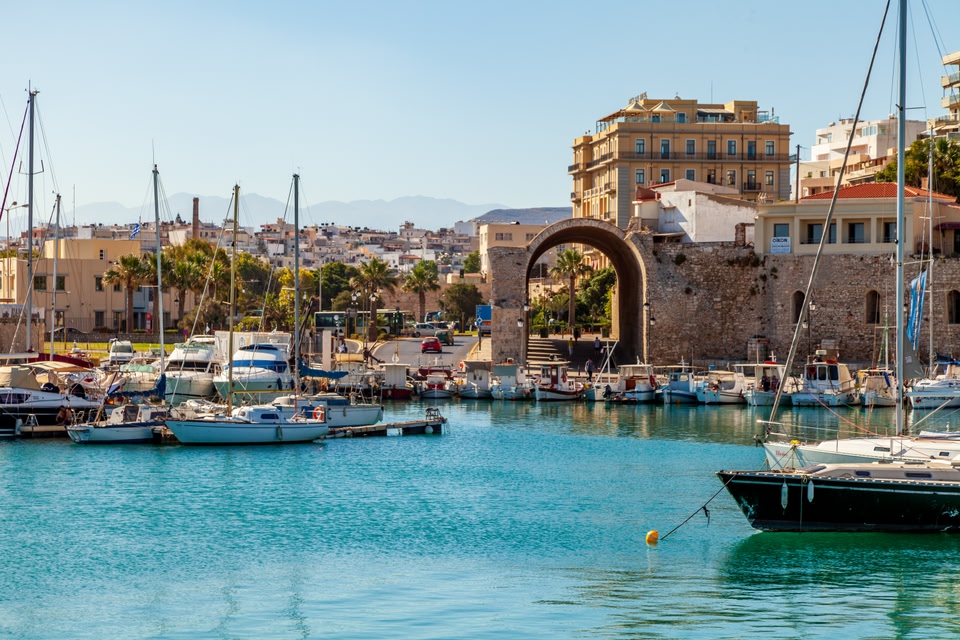 Το λιμάνι του Ηρακλείου παραμένει ηλιόλουστο το φθινόπωρο στην Κρήτη