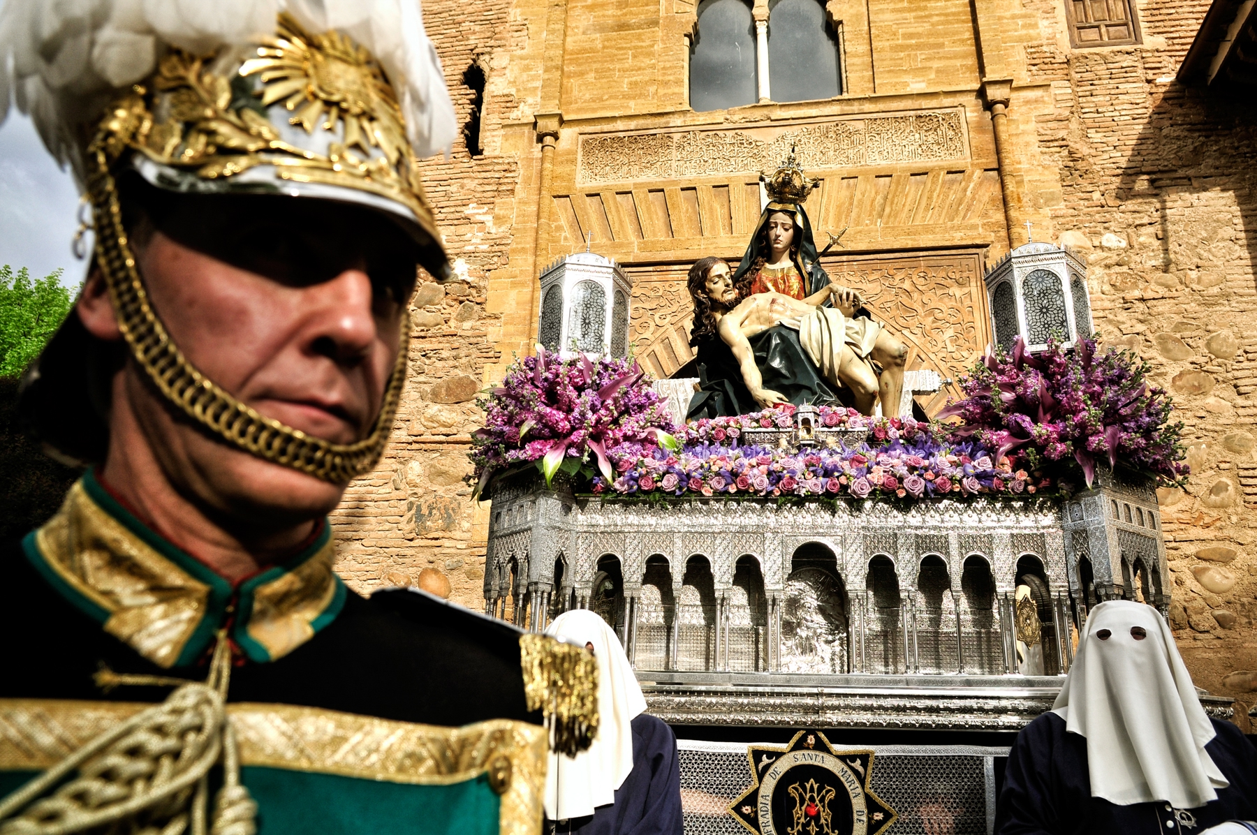Imagen de la procesión de Santa Maria de la Alhambra a su paso por la Puerta del Vino © Bisual Studio