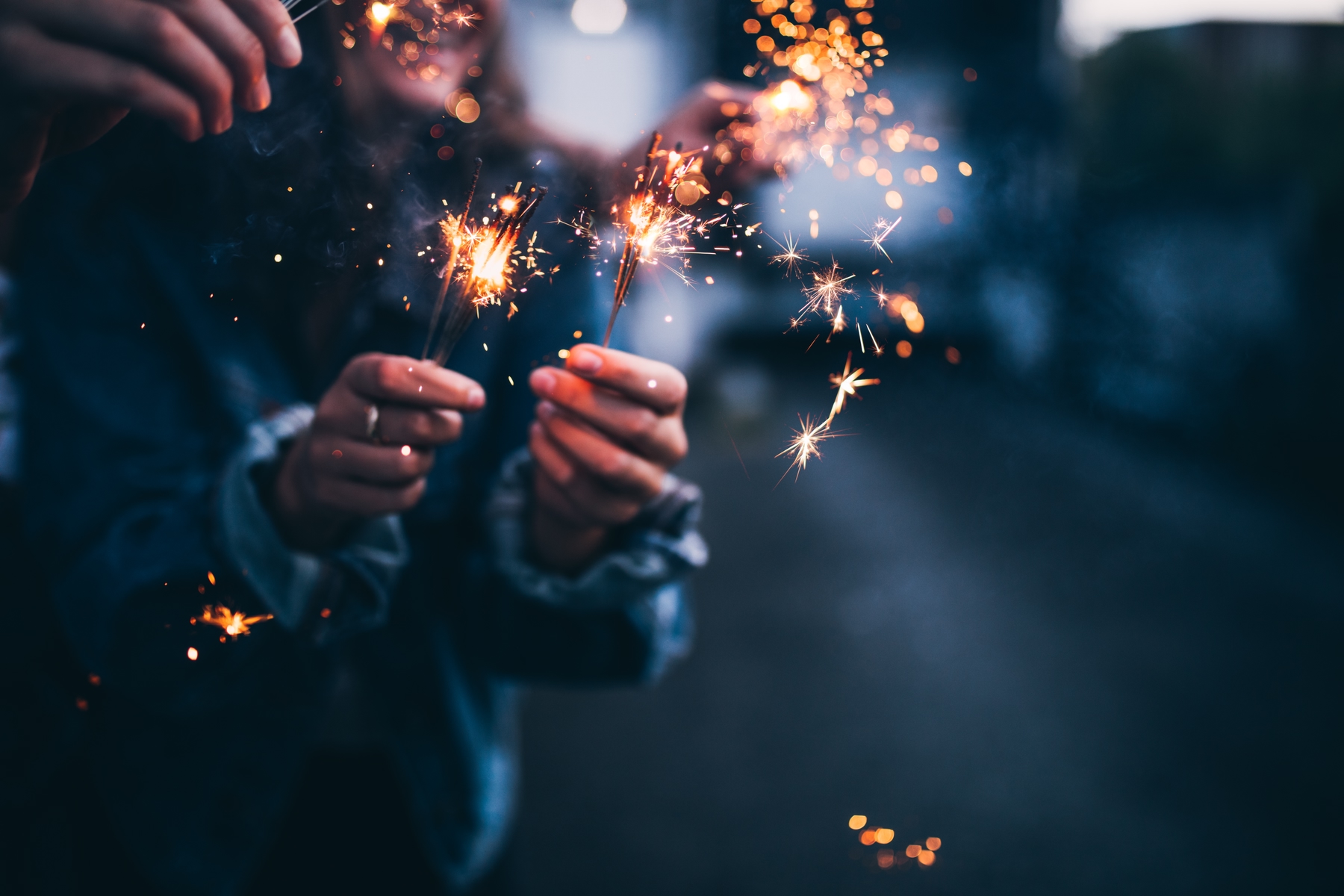 Бенгальские огни в руках