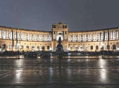 piazza a Vienna illuminata dalle luci