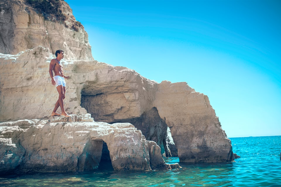 Plages rocheuses de Çeşme avec un homme les longeant