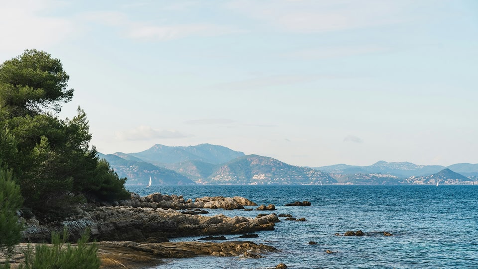 il mare blu con le montagne sullo sfondo.