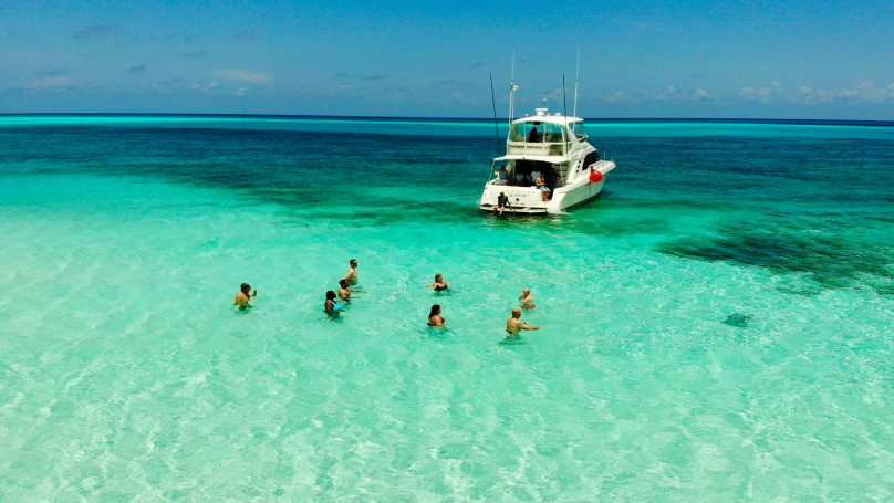 Um grupo de pessoas perto de um barco em Cancún, México.