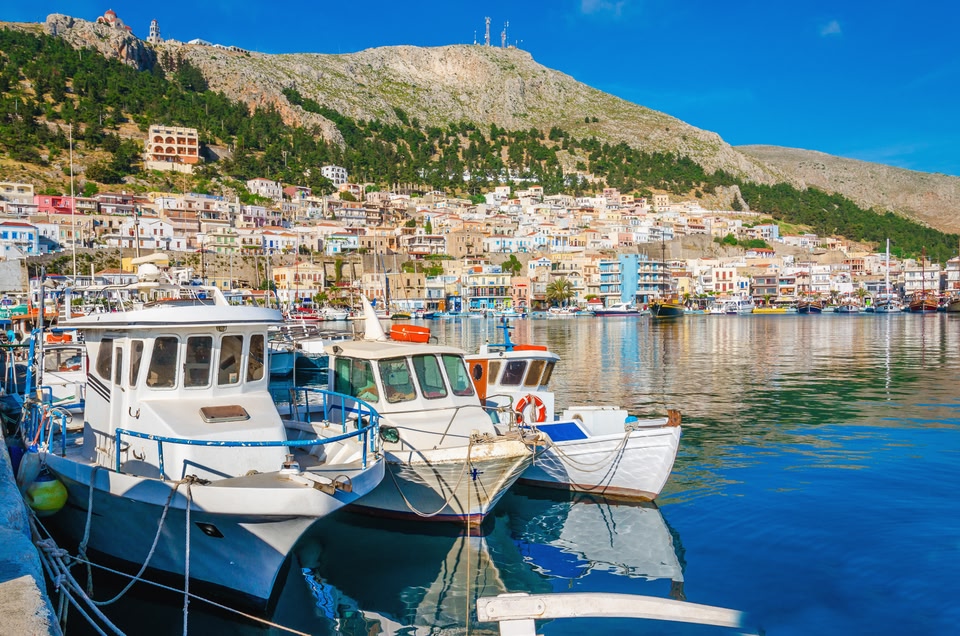 Σκάφη αραγμένα στο λιμάνι της Πόθιας, Κάλυμνος, Δωδεκάνησα