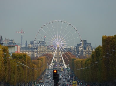 L'immagine di una gigantesca ruota panoramica nel centro della città