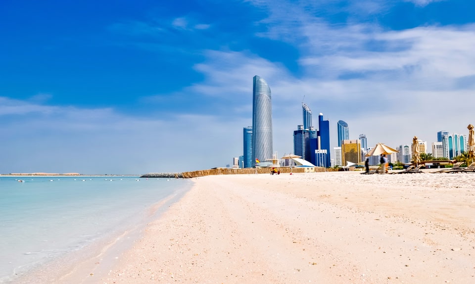 Abu Dhabi sahili ve arka planda gökdelenler