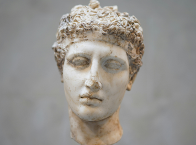 Um busto branco de uma estátua em Roma