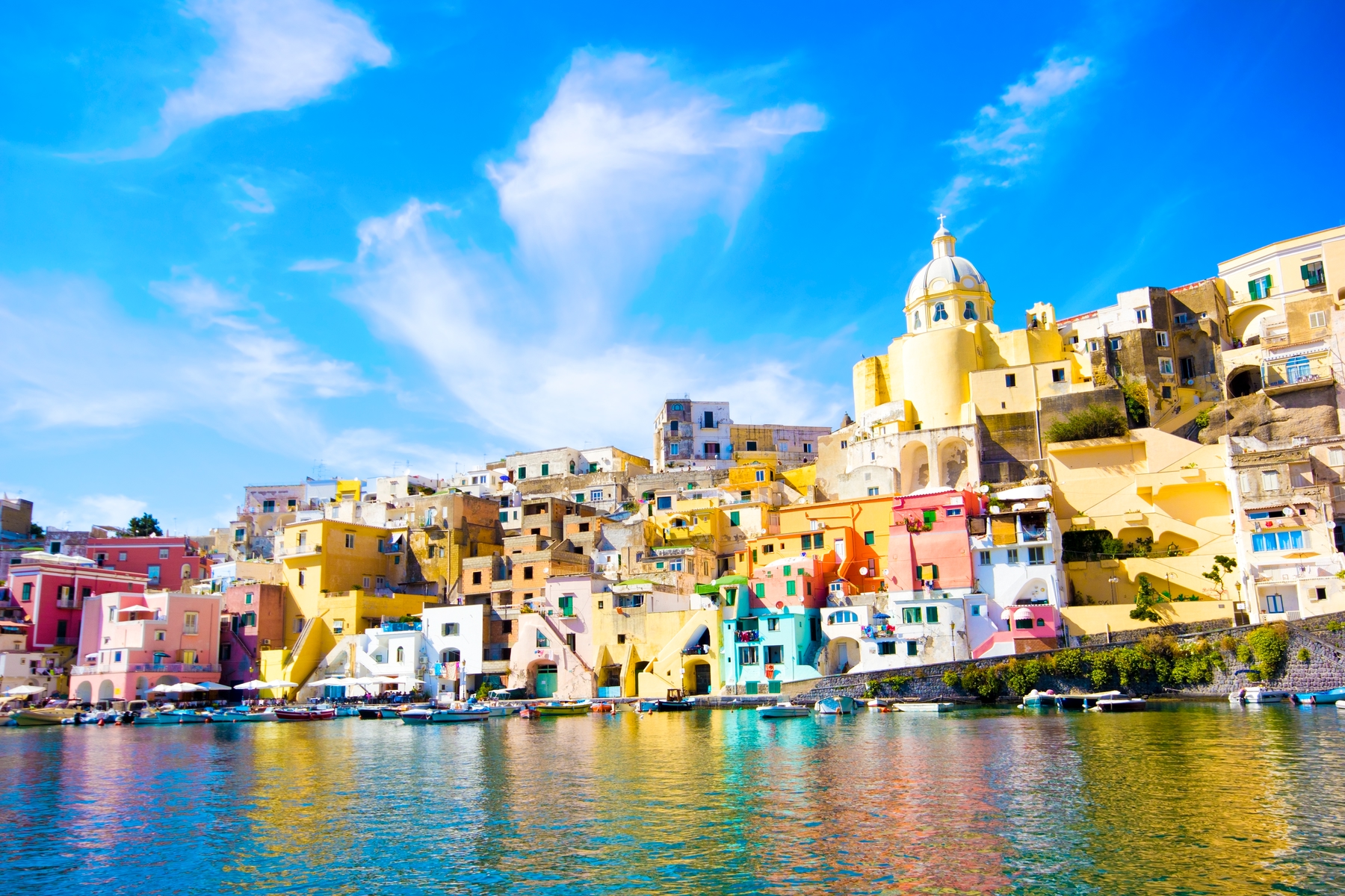 La Corricella es de los rincones más pintorescos de Procida, destino inesperado donde los haya