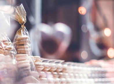 macarons empilés dans des sacs cadeaux en plastique