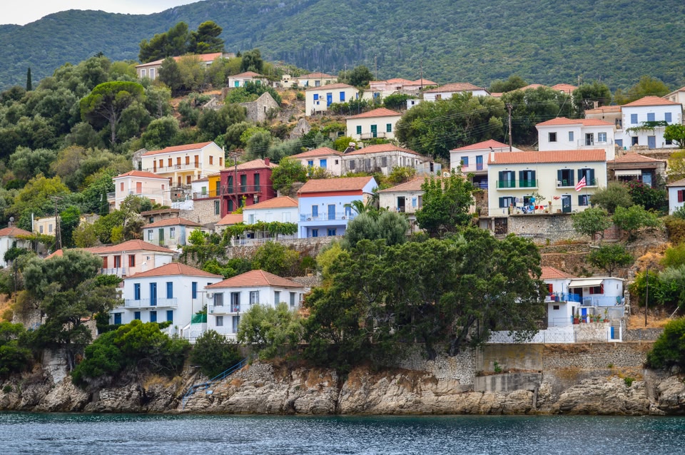 Η Χώρα με τα σπίτια σκαρφαλωμένα στο λόφο και δέντρα ολόγυρα, Παξοί