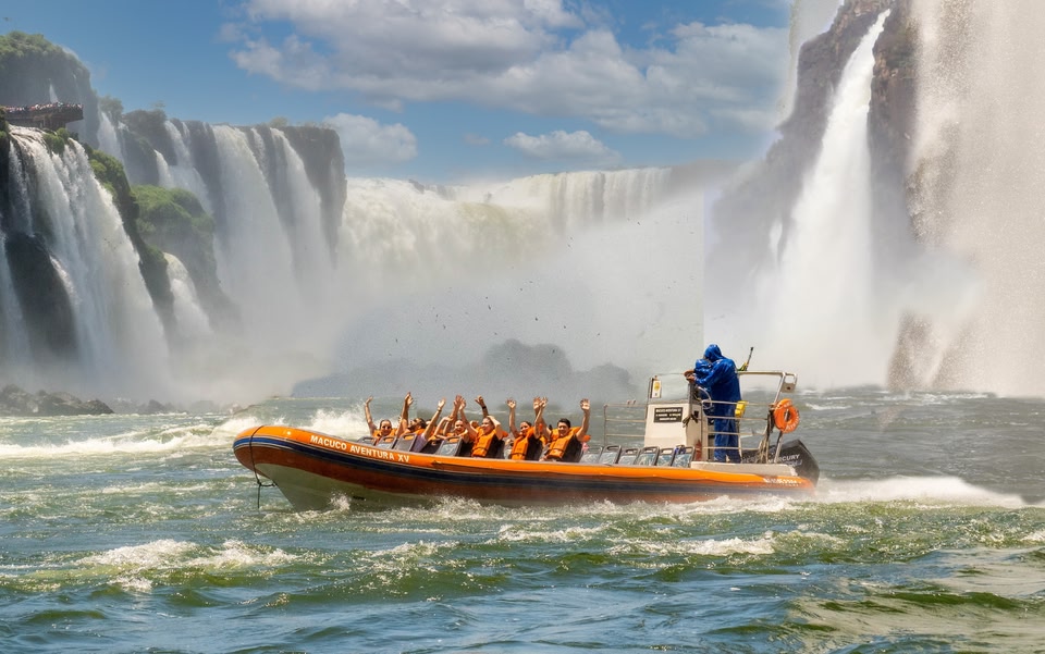 Barco em meio às Cataratas do Iguaçu - para onde viajar em março no Brasil