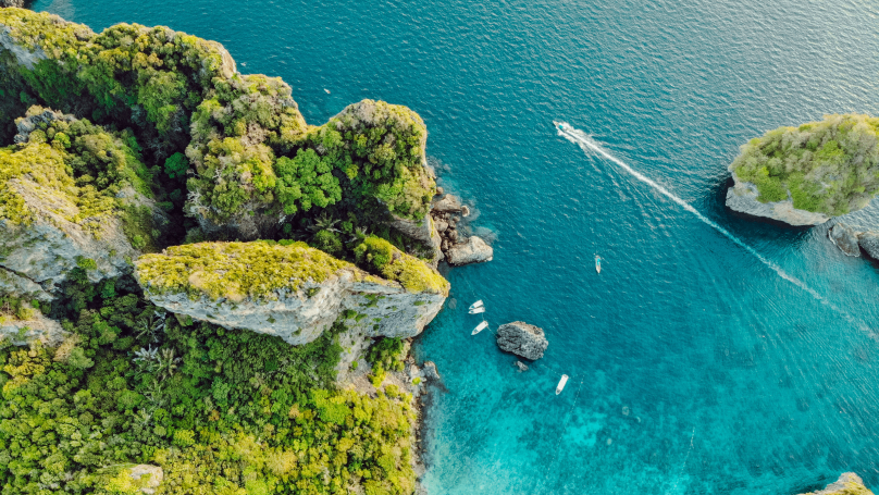 Ein atemberaubender Blick aus der Vogelperspektive auf die atemberaubenden grünen Felseninseln und das kristallklare blaue Meer in Krabi.