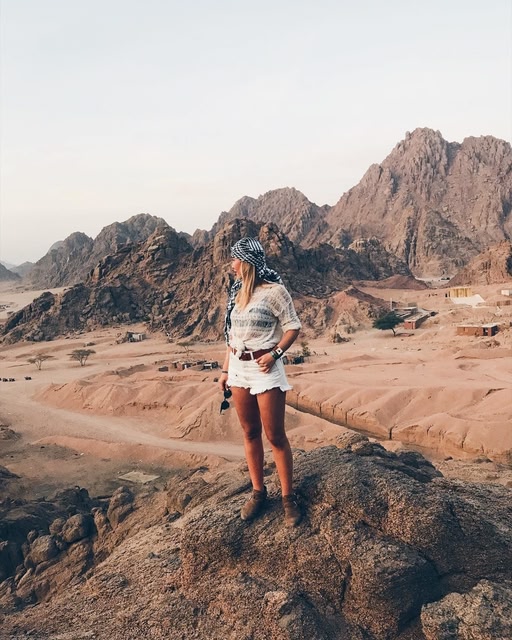 septembre en soleil : une voyageuse dans le désert