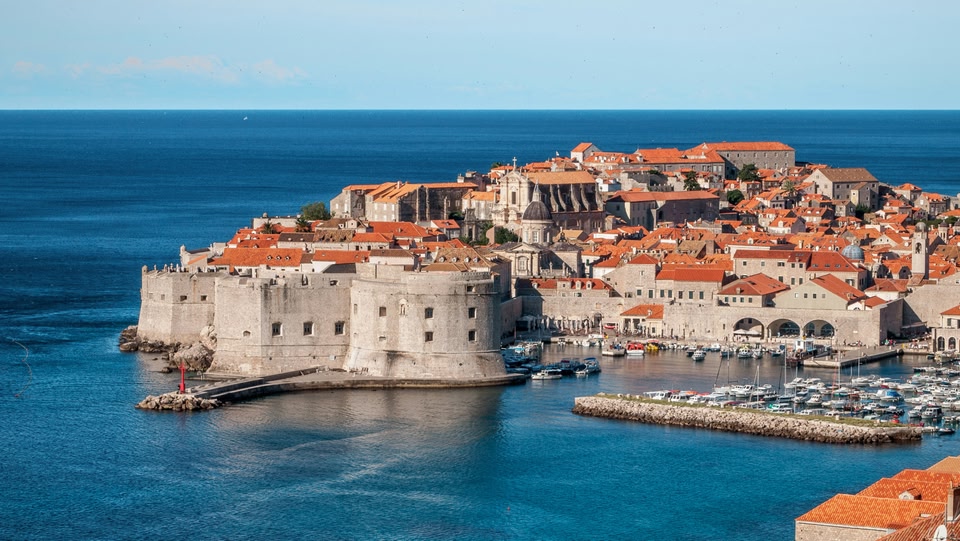 L'immagine mostra Dubrovnik, una città nella Croazia meridionale, conosciuta come la "Perla dell'Adriatico"