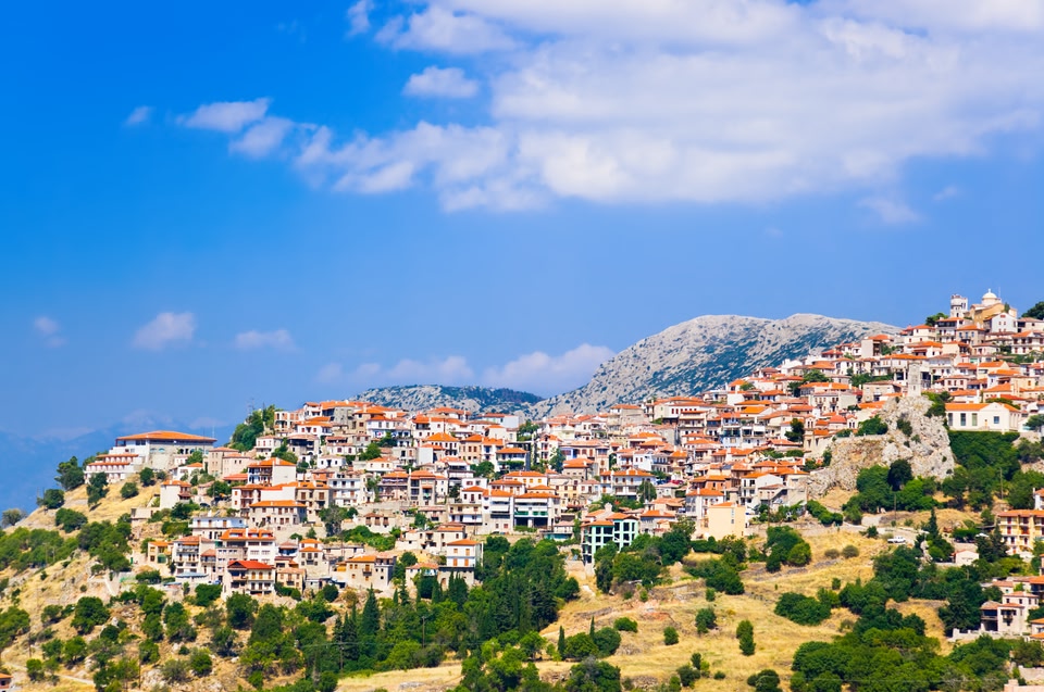 Ένα απ' τα ωραιότερα ελληνικά χωριά, η Αράχωβα σε μακρινή λήψη
