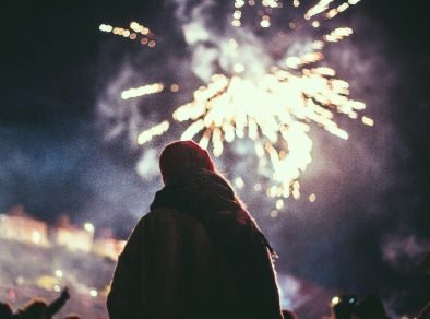 Iemand die naar vuurwerk kijkt.