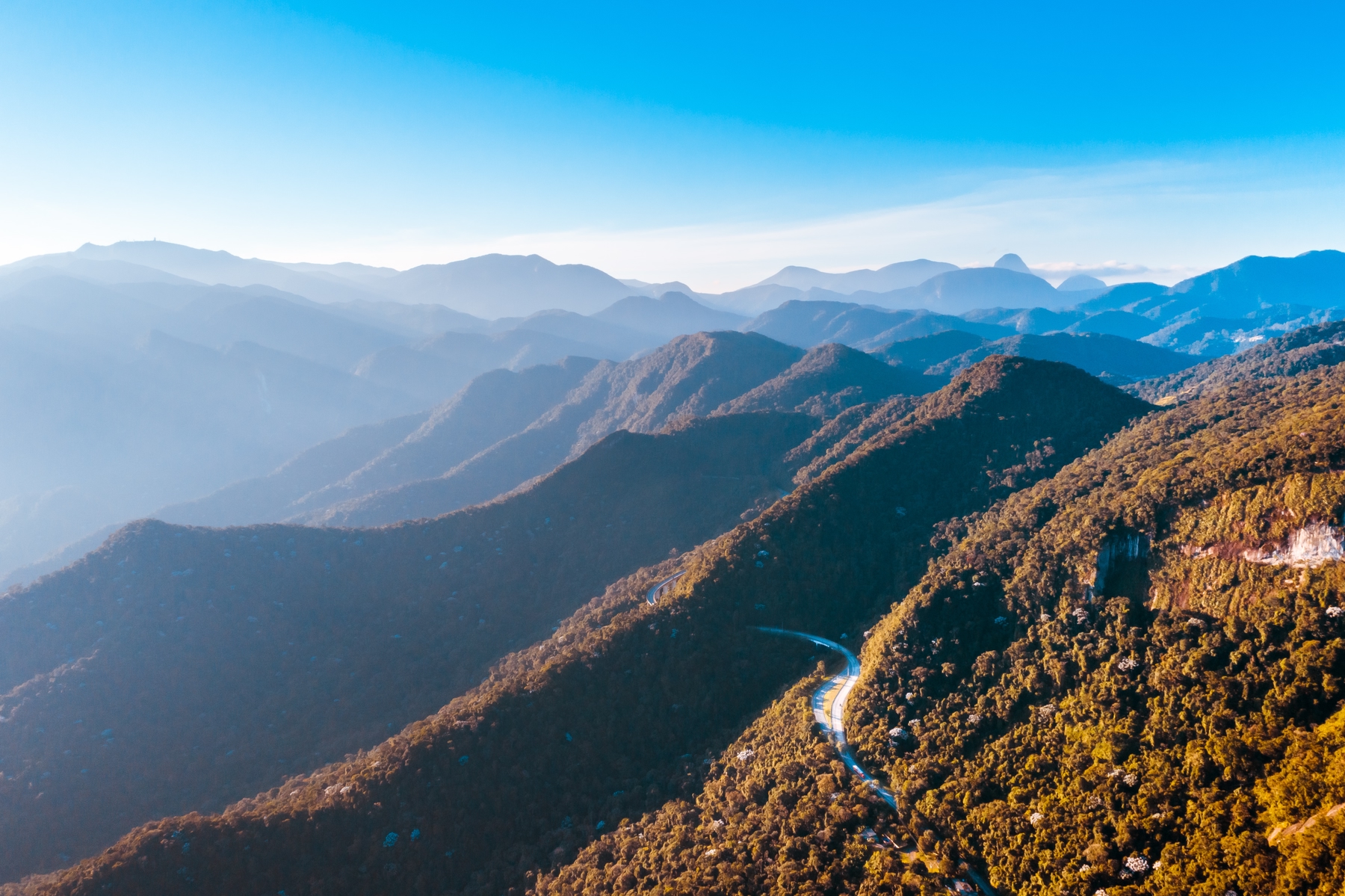 BR-040, trecho Rio-Petrópolis, fotografada do alto na Vila São Luís, próximo a Petrópolis.