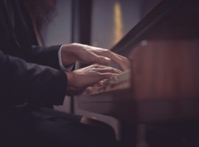 persona che suona il pianoforte