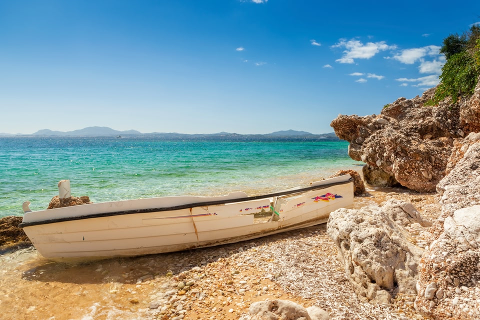 Βάρκα πάνω σε βράχια