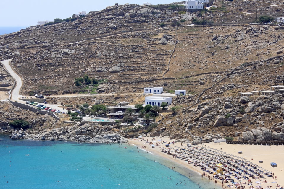 H Super Paradise, μία απ' τις τοπ παραλίες της Μυκόνου