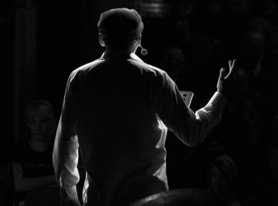 Un acteur sur scène