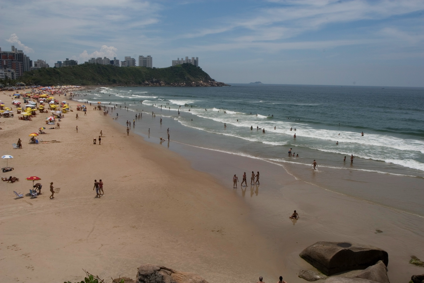 Praia do Tombo no Guarujá, a única praia com Bandeira Azul em São Paulo