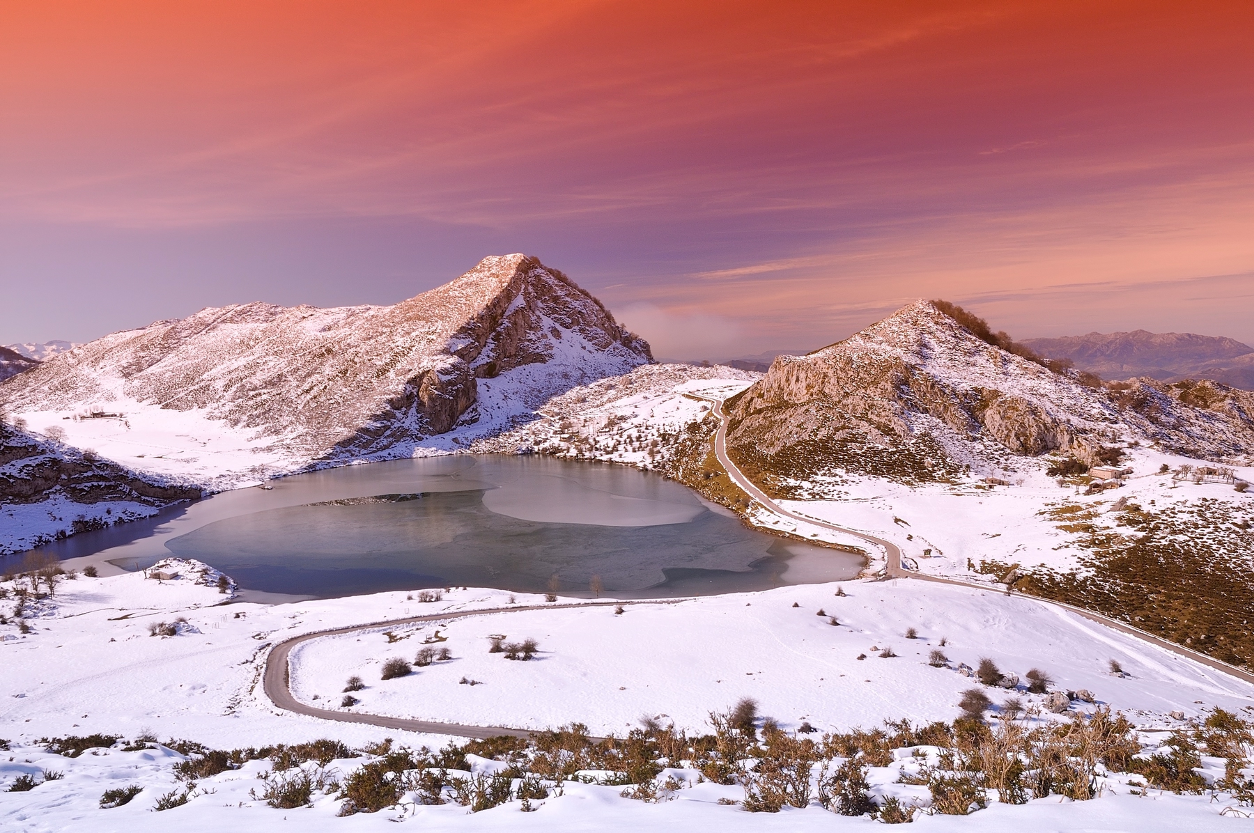 lagos de covadonga españa