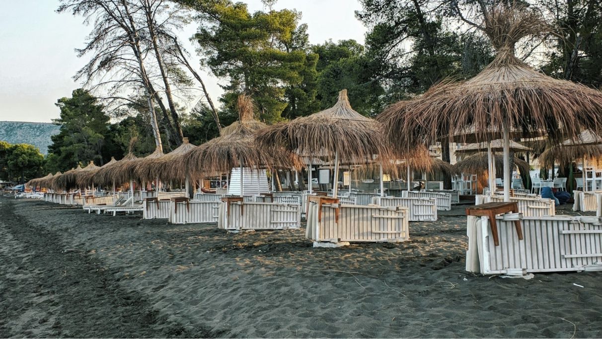 parasols près de la mer en journée