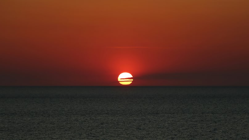 un meraviglioso tramonto rosso