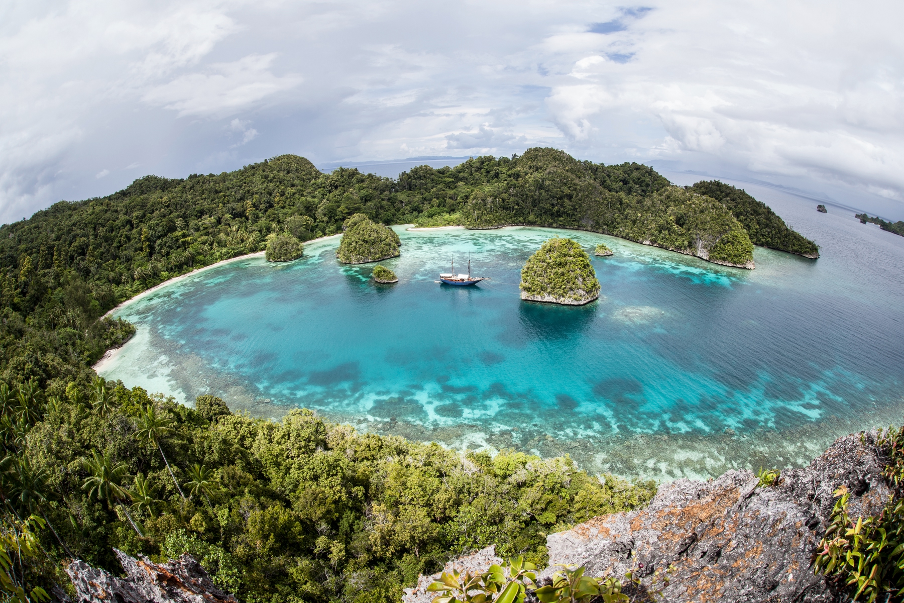 Vista aérea de Raja Ampat na Indonésia, uma viagem de mergulho para planejar com um ano de antecedência