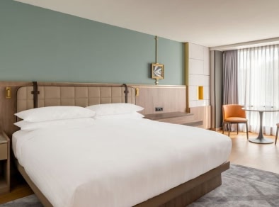 vista interna di una camera d'albergo al Renaissance Zurich Tower Hotel