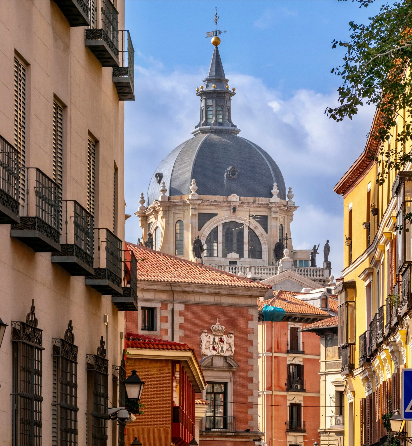 Uma cúpula da catedral erguendo-se acima dos telhados na cidade velha de Madri, Espanha.