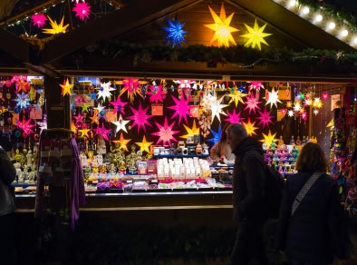 Kerstverlichting op kerstmarkten