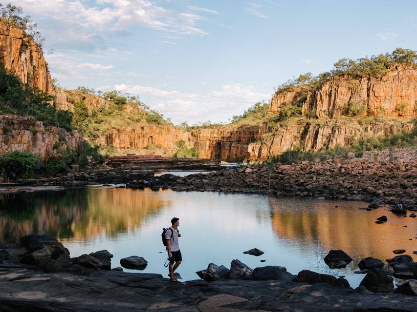 Der Nitmiluk-Nationalpark liegt im australischen Northern Territory, 244 km südöstlich von Darwin, rund um eine Reihe von Schluchten am Katherine River und den Edith Falls. Er hieß früher Katherine Gorge National Park und grenzt im Norden an den Kakadu National Park. Die Schluchten und die umliegende Landschaft haben eine große zeremonielle Bedeutung für das einheimische Volk der Jawoyn, das den Nitmiluk-Nationalpark verwaltet. Auf Jawoyn bedeutet Nitmiluk "Ort der träumenden Zikaden".