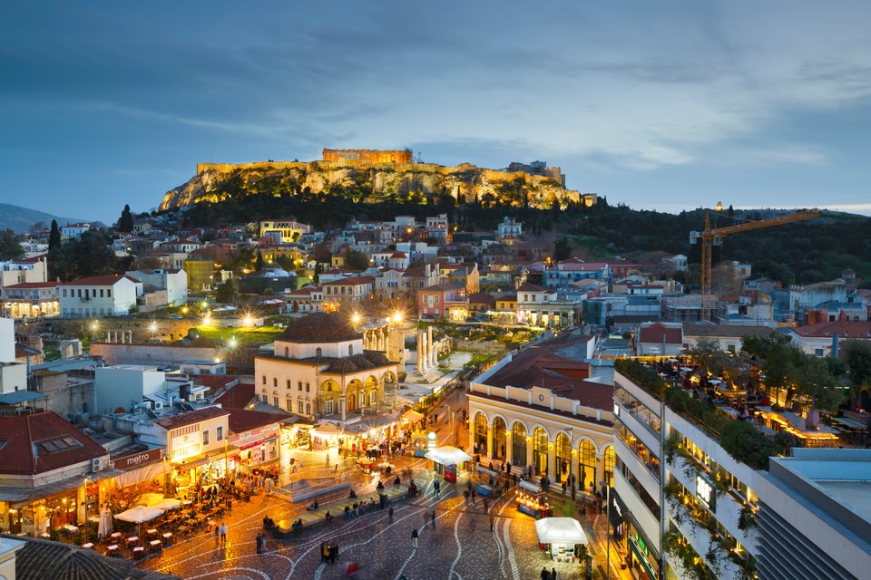 Η Aκρόπολη και το Μοναστηράκι φωτισμένα το σούρουπο - Χριστούγεννα στην Αθήνα